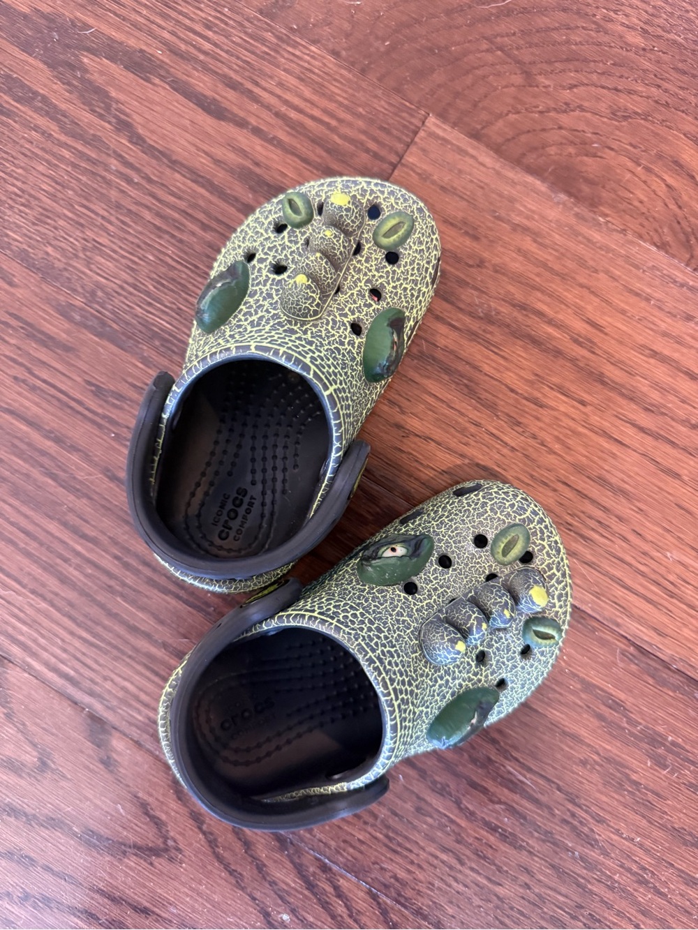 5c Green Crackle Crocs